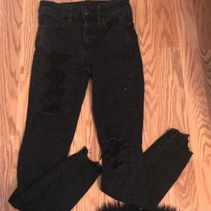 Super cute and trendy American Eagle ripped jeans!